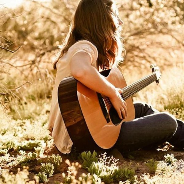 Девушка играет на гитаре