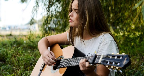 Девушка играет на гитаре