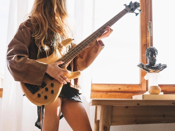 Девушка играет на гитаре