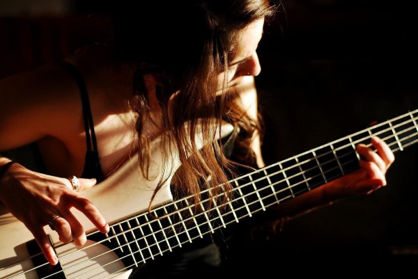Девушка играет на гитаре