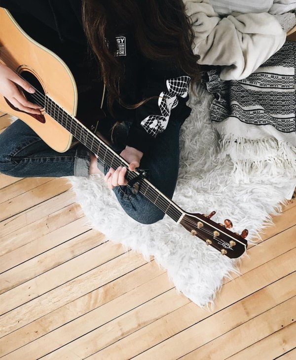 Девушка играет на гитаре