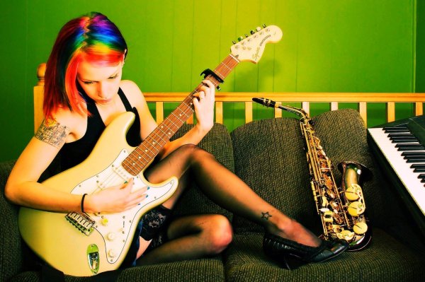 Девушка играет на гитаре