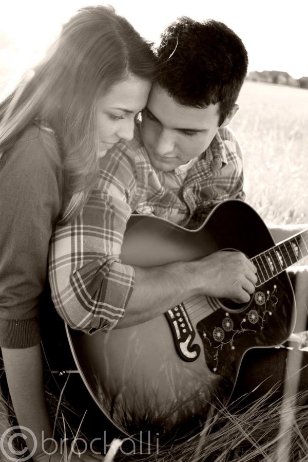 Девушка играет на гитаре