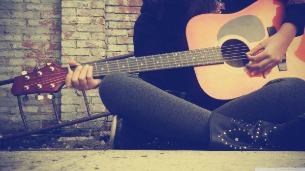 Девушка играет на гитаре