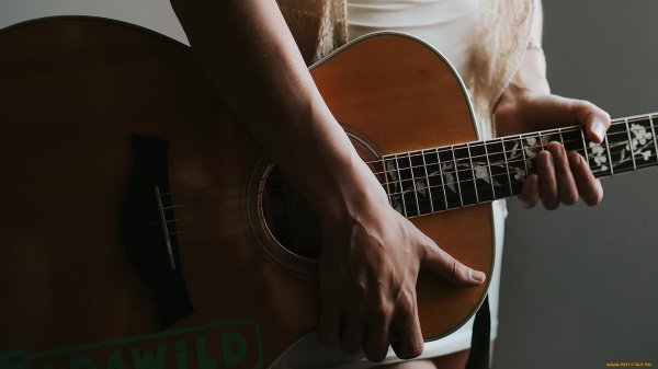 Девушка играет на гитаре