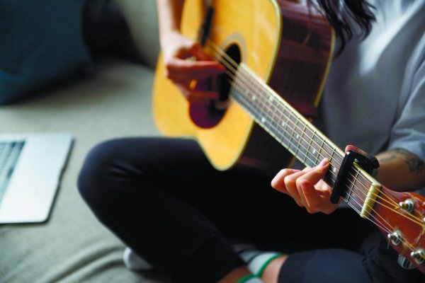 Девушка играет на гитаре