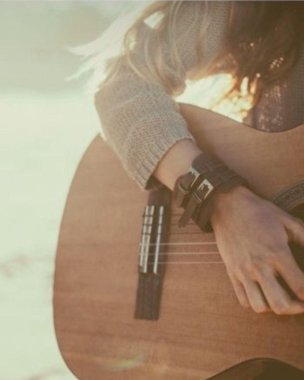 Девушка играет на гитаре