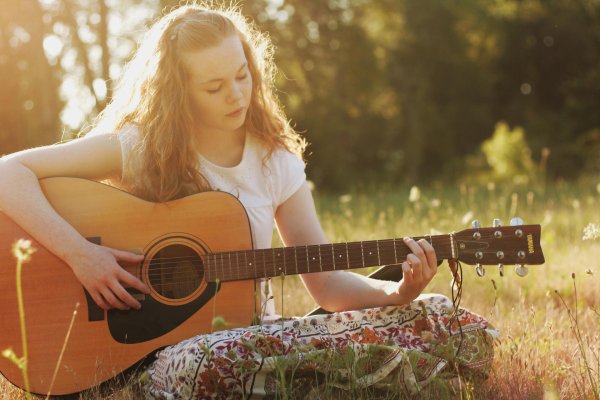 Девушка играет на гитаре