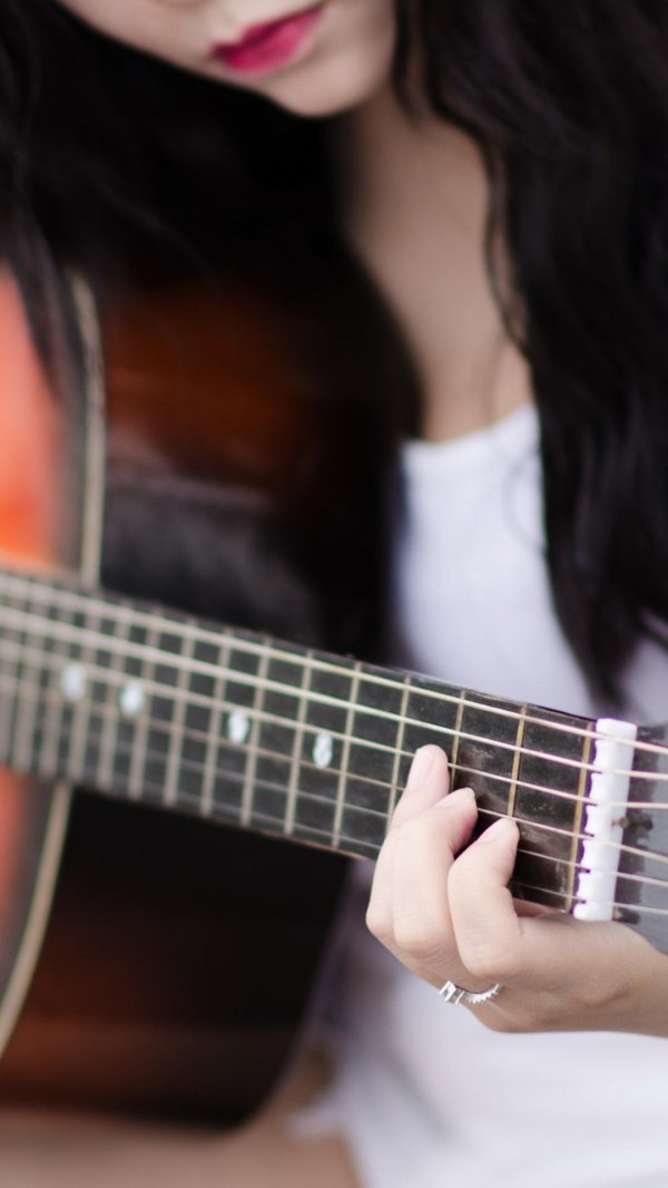 Девушка играет на гитаре