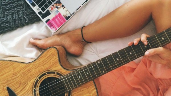 Девушка играет на гитаре