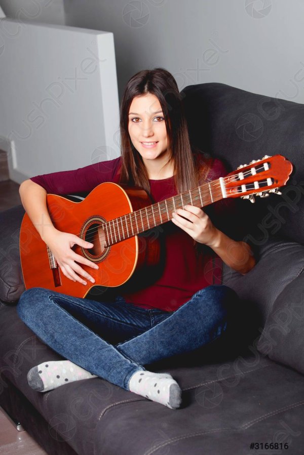 Девушка играет на гитаре