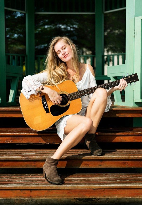 Девушка играет на гитаре