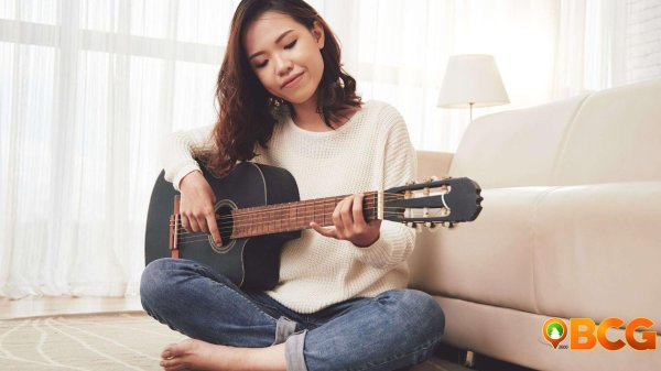 Девушка играет на гитаре