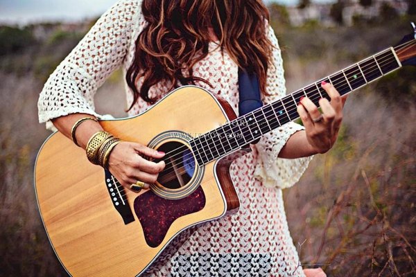 Девушка играет на гитаре