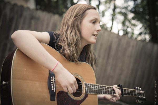 Девушка играет на гитаре