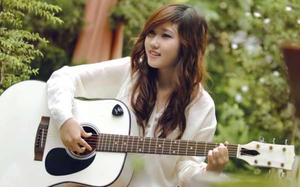 Девушка играет на гитаре
