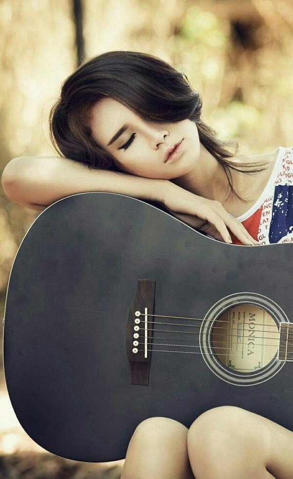 Девушка играет на гитаре