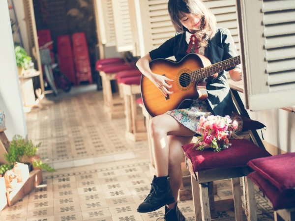 Девушка играет на гитаре