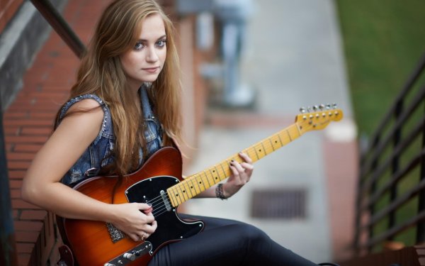 Девушка играет на гитаре