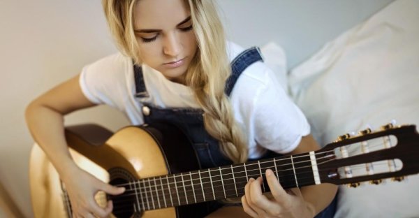 Девушка играет на гитаре