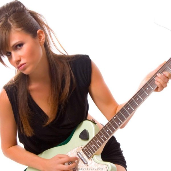 Девушка играет на гитаре