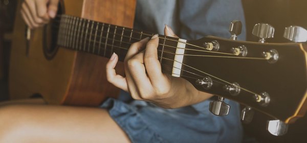 Девушка играет на гитаре