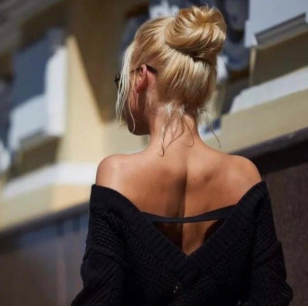 Девушка блондинка с каре