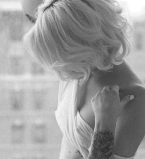 Девушка блондинка с каре