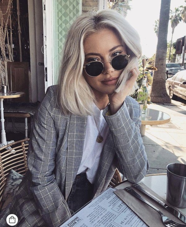 Девушка блондинка с каре