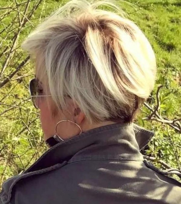 Девушка блондинка с каре