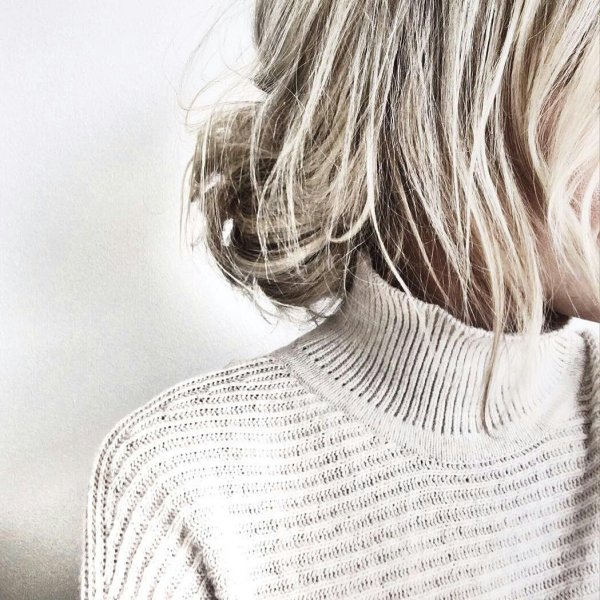 Девушка блондинка с каре