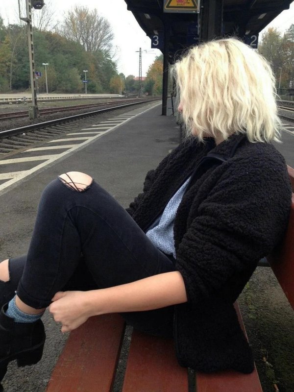 Девушка блондинка с каре