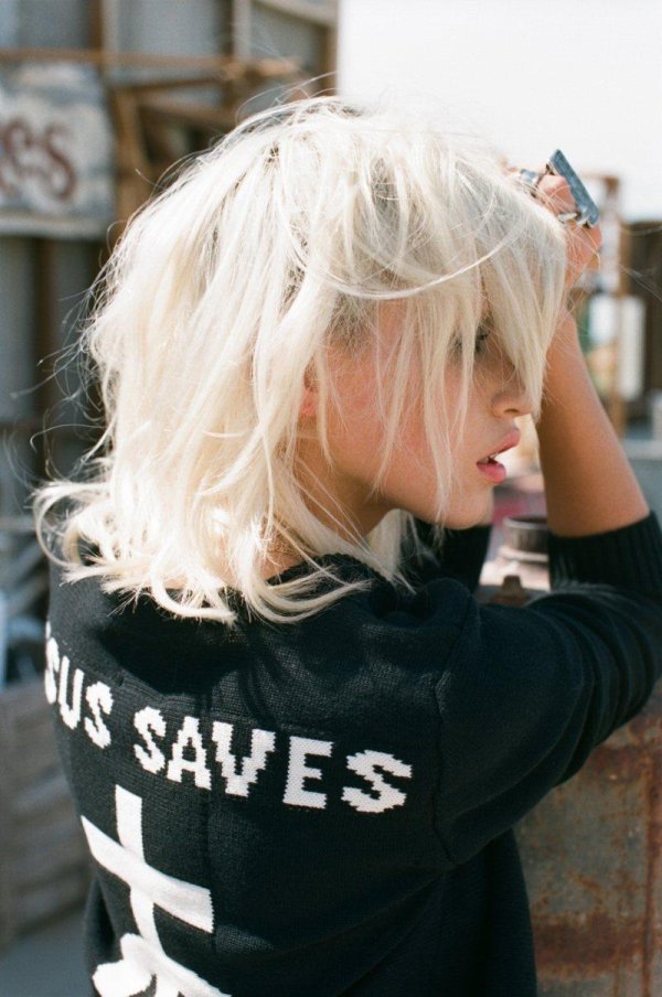 Девушка блондинка с каре