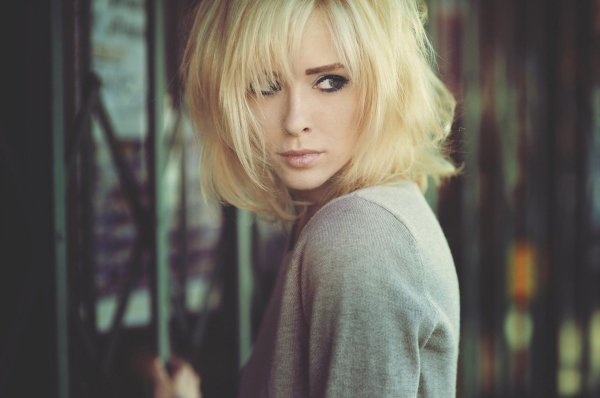 Девушка блондинка с каре