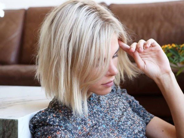 Девушка блондинка с каре