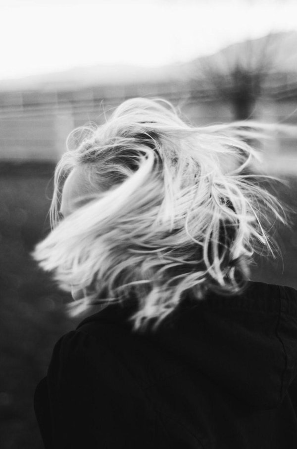 Девушка блондинка с каре