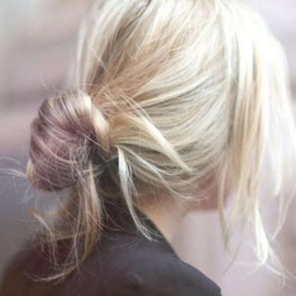 Девушка блондинка с каре