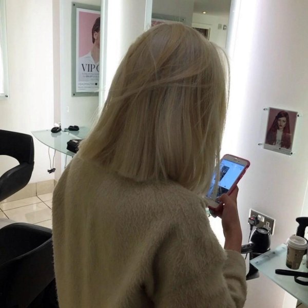 Девушка блондинка с каре