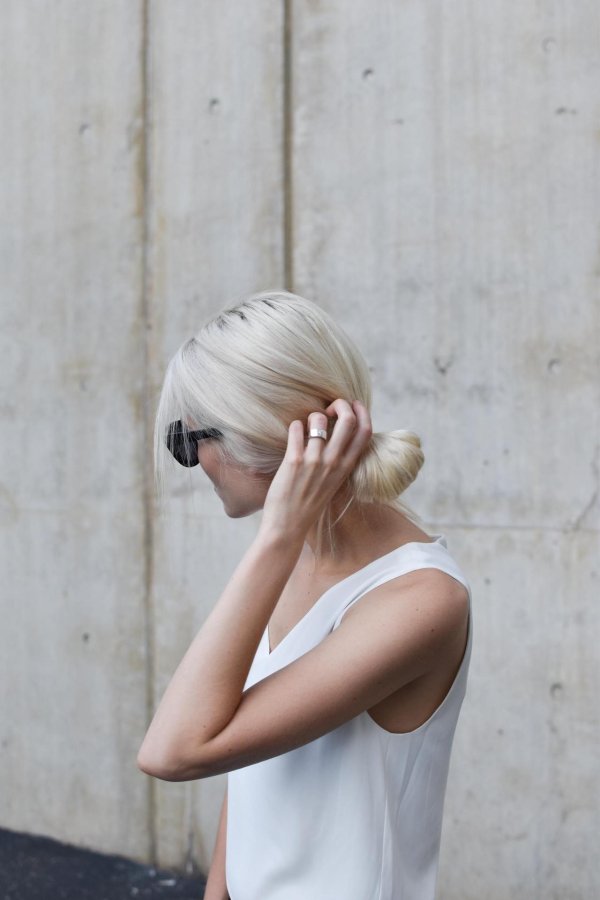 Девушка блондинка с каре