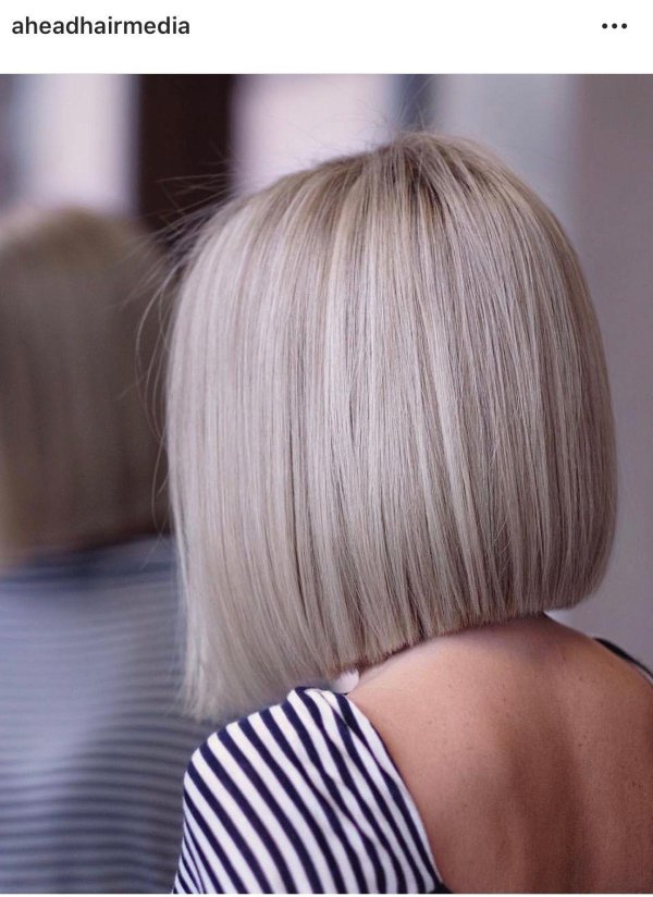 Девушка блондинка с каре