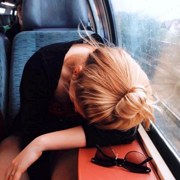 Девушка блондинка с каре