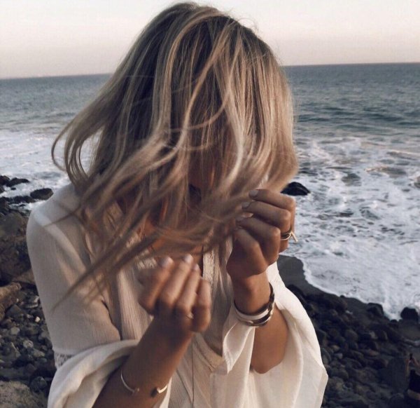 Девушка блондинка с каре