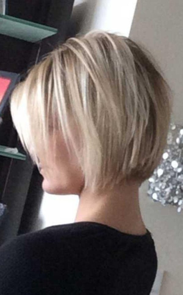 Девушка блондинка с каре