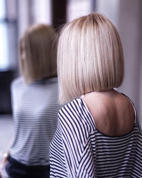 Девушка блондинка с каре