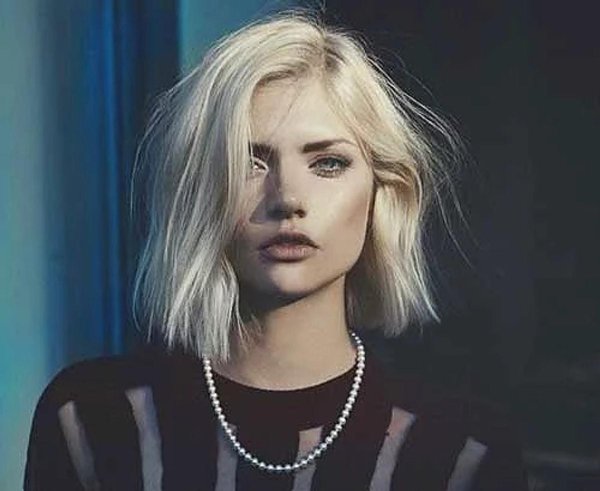 Девушка блондинка с каре