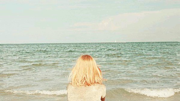 Девушка блондинка с каре