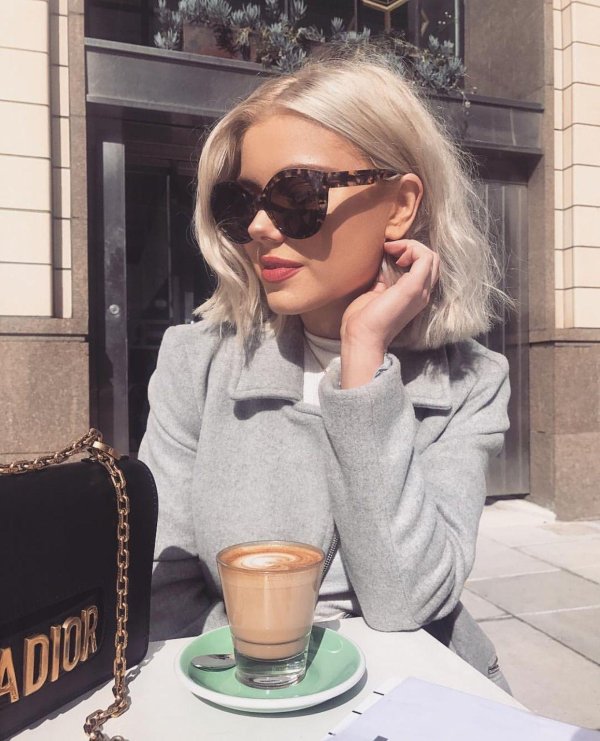 Девушка блондинка с каре