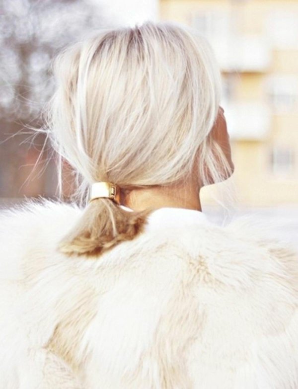 Девушка блондинка с каре