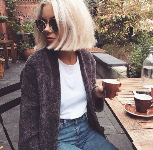 Девушка блондинка с каре