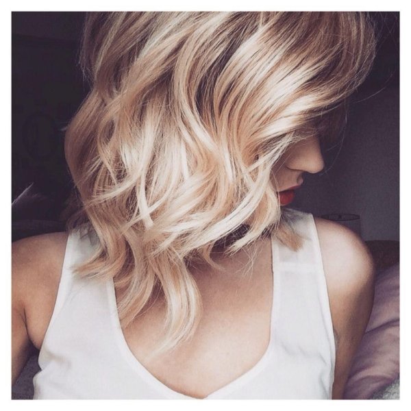 Девушка блондинка с каре